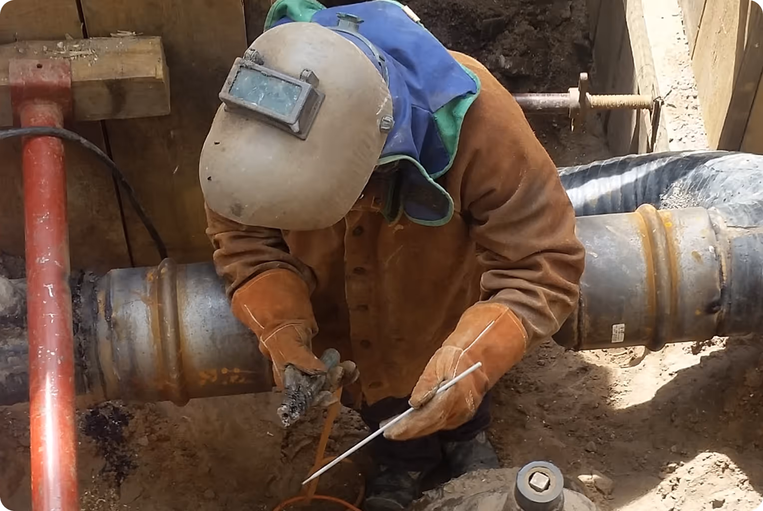 Schweißer bei einer Rohr (de-)Montage