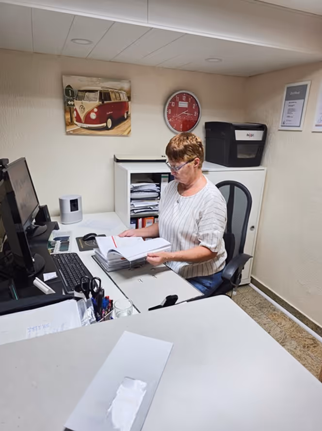 Frau Lesny bei verwalterischen Tätigkeiten im Büro