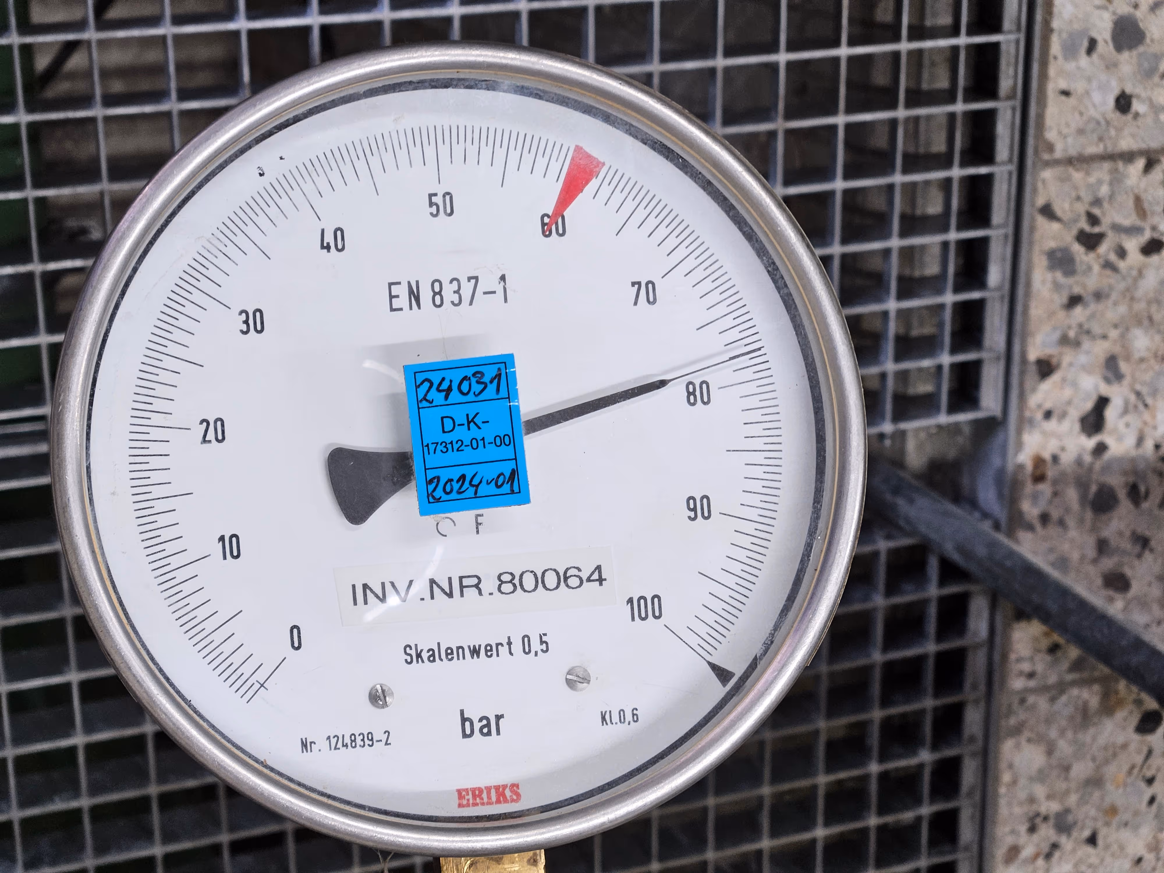 Manometer mit Druckanzeige an Versorgungsleitung