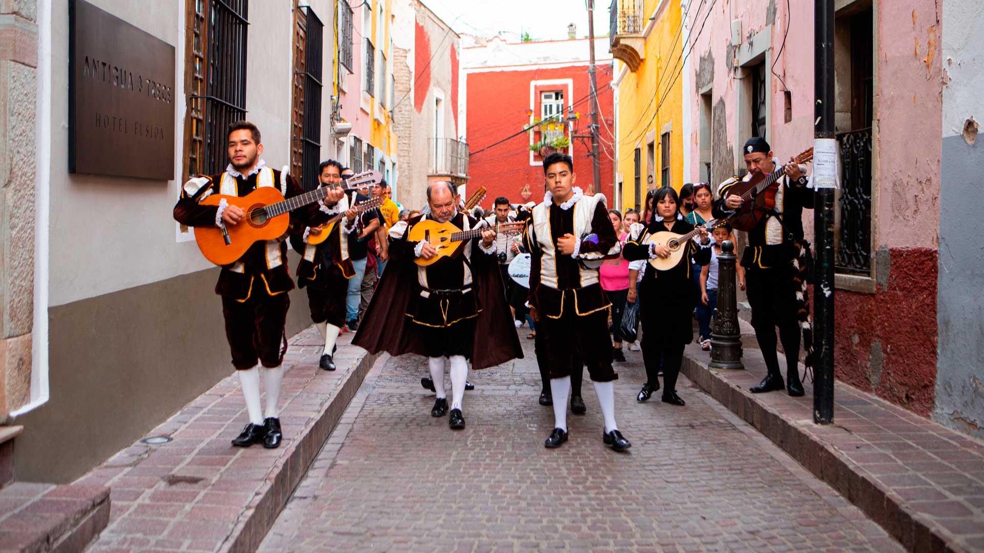 Qué son las callejoneadas en Guanajuato y cómo vivirlas