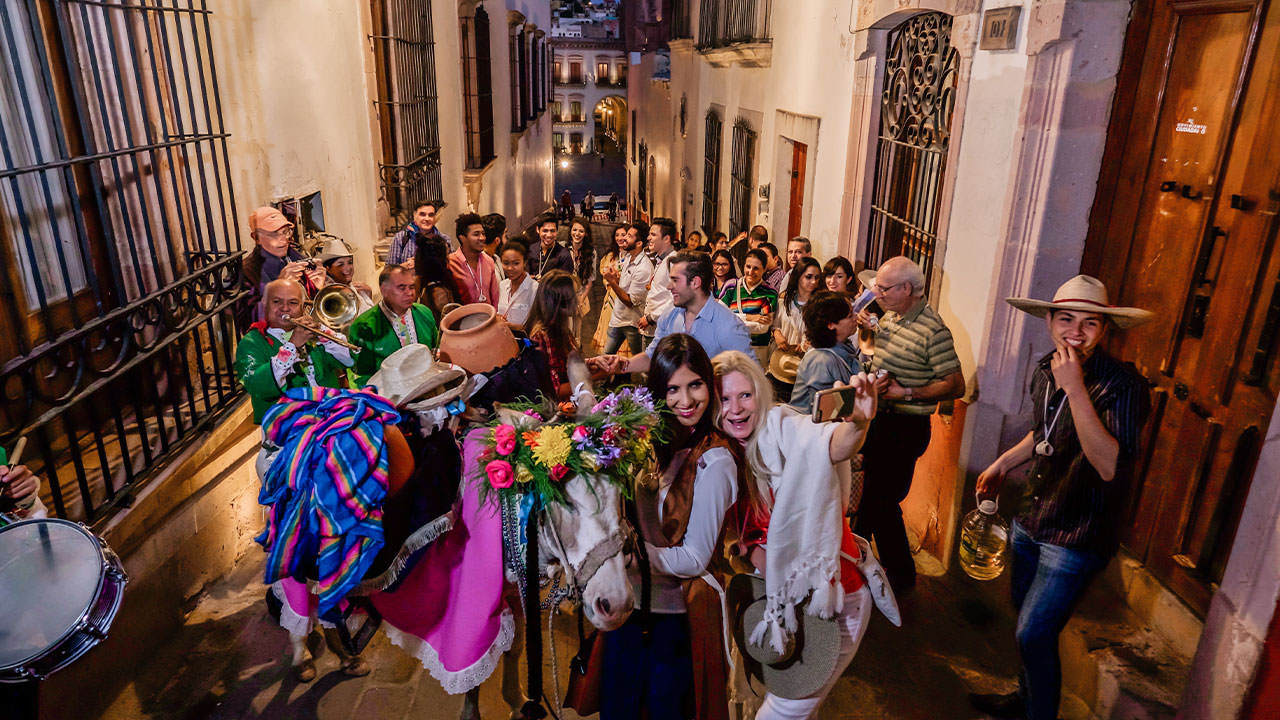 Callejoneada en Zacatecas con tamborazo y burrito mezcalero