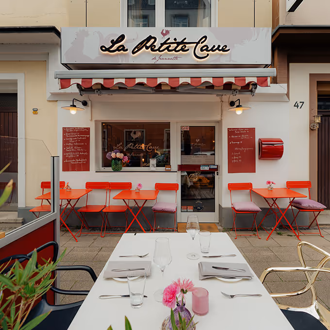 Blick von außen auf das Bistro La Petite Cave in Essen