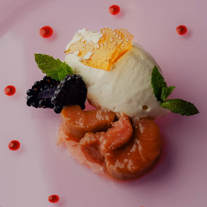 Frische, hochwertige und saisonale Produkte hier im wunderbard angerichteten Dessert zu sehen