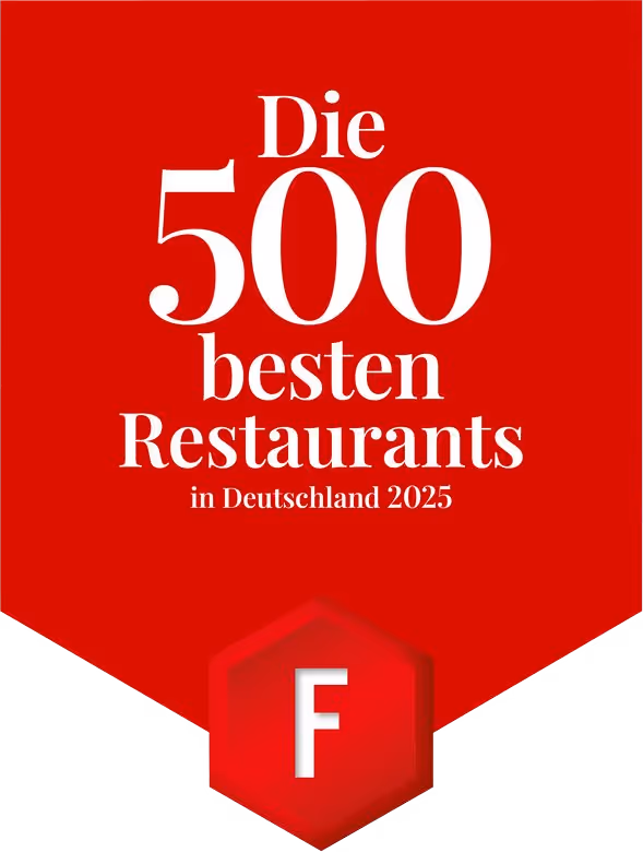 Rotes Abzeichen mit weißem Text: Die 500 besten Restaurants in Deutschland 2025, mit einem F-Symbol unten.