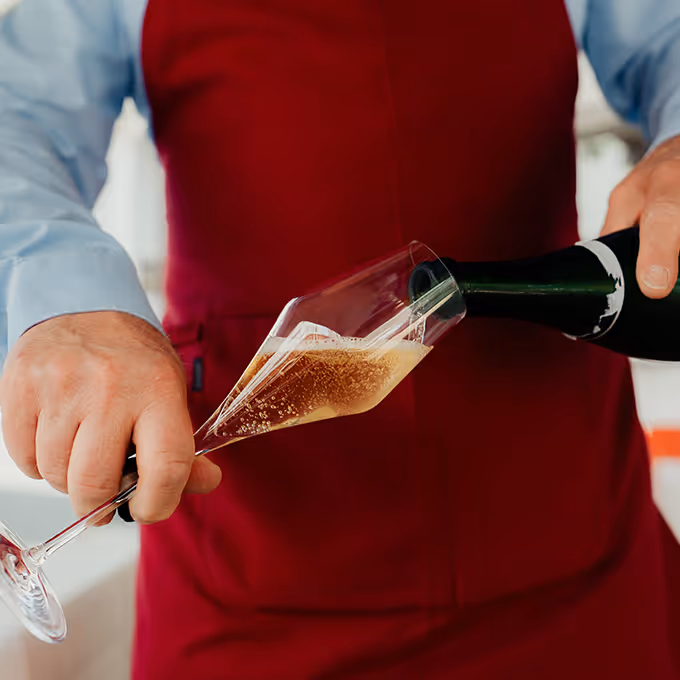 Peter Schnitzler heißt Sie als Gastgeber willkommen und bewirtet Sie freundlich und charmant auch bei Ihrer Feier