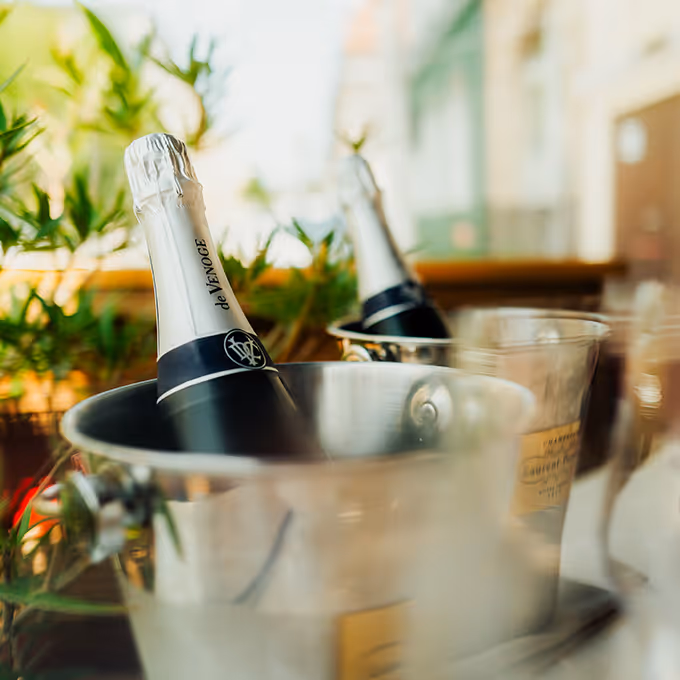 Blick auf feinen Champagner im La Petite Cave