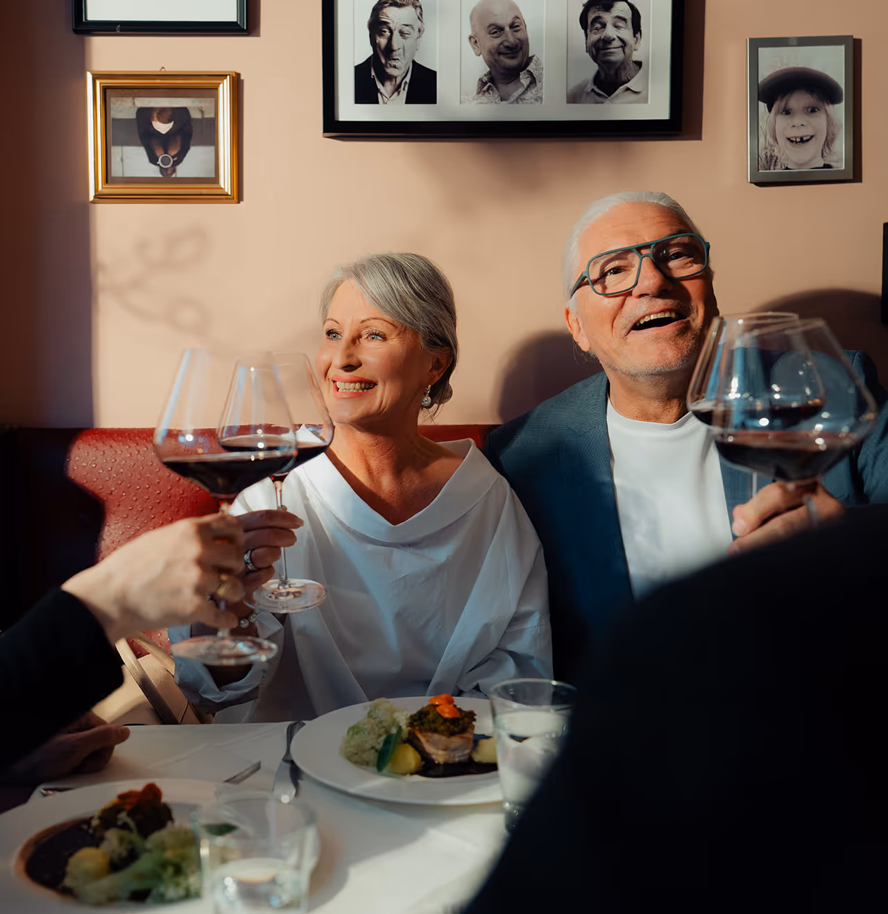 Fröhliche Gäste im La Petite Cave in Essen