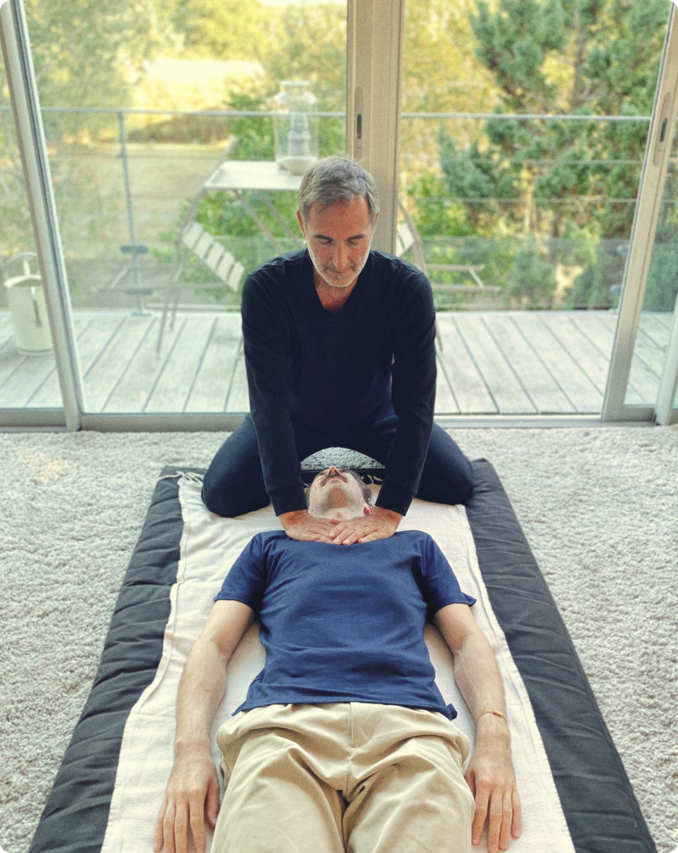 Un homme en train de se faire masser au sol