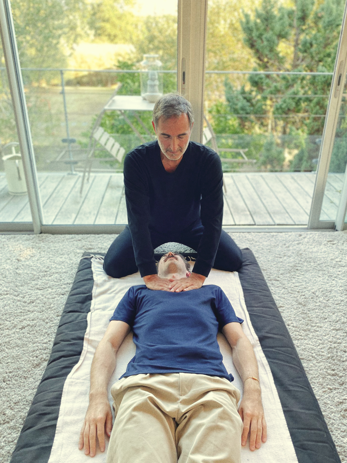 Un homme en train de se faire masser au sol