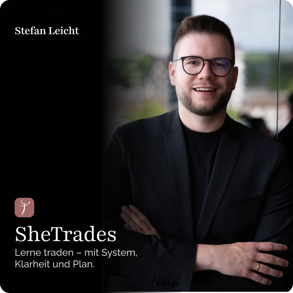 Stefan von Investiere Dich Frei in schwarzem Sakko an der Wand lehnend