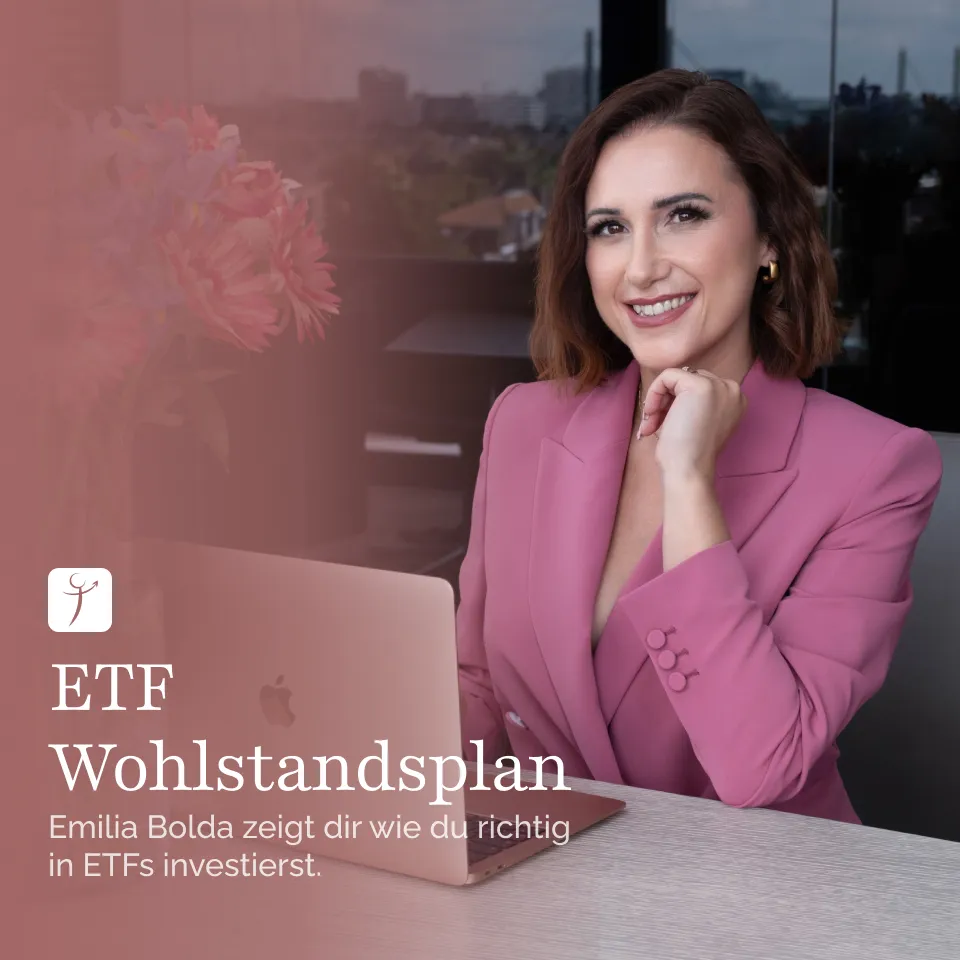 Emilia Bolda mit Macbook am Tisch sitzend auf dem Blumen stehen