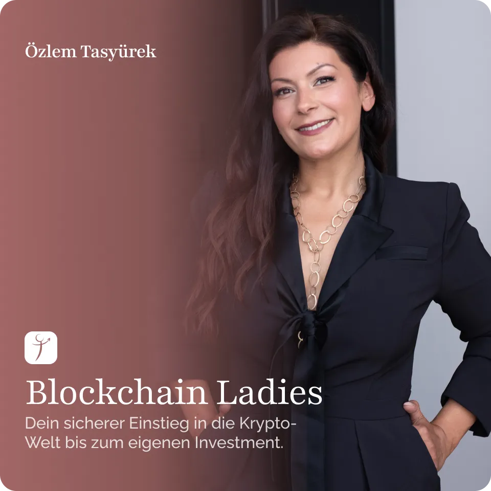 Özlem von Investiere Dich Frei in schwarzem Blazer und den Händen in den Taschen