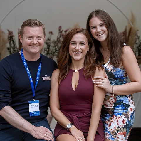 Emilia Bolda mit Familie auf einer Messe