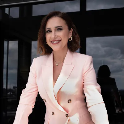 Emilia Bolda mit den Armen aufgestützt in hellem Blazer