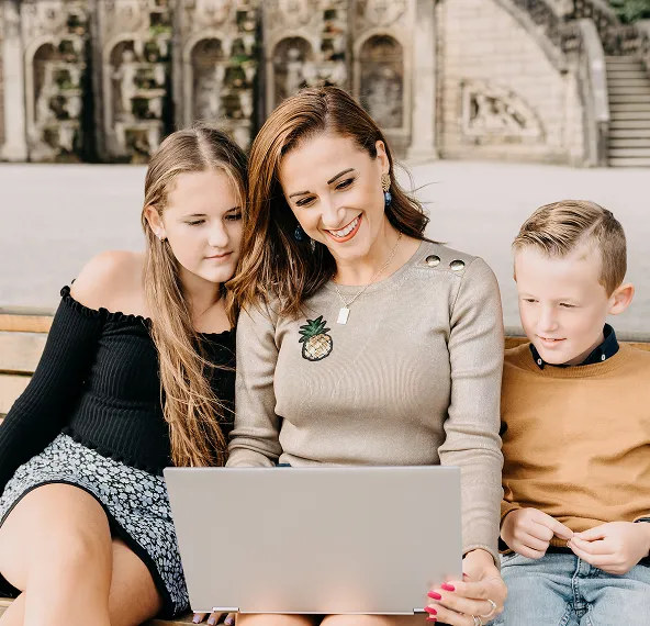 Emilia Bolda mit Familie auf einer Messe