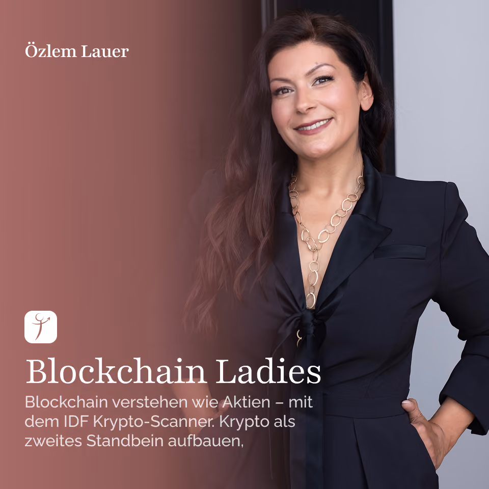Özlem von Investiere Dich Frei in schwarzem Blazer und den Händen in den Taschen