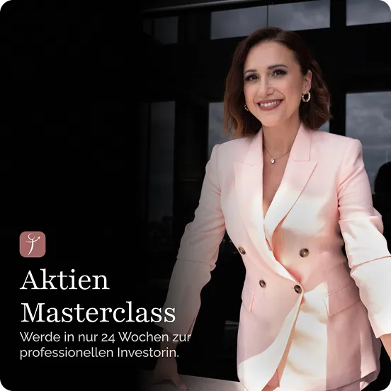 Emilia Bolda mit den Armen aufgestützt in hellem Blazer