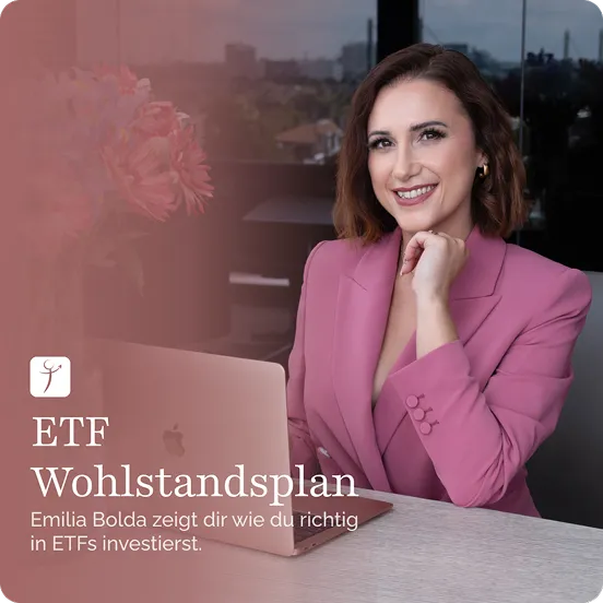 Emilia Bolda mit Macbook am Tisch sitzend auf dem Blumen stehen