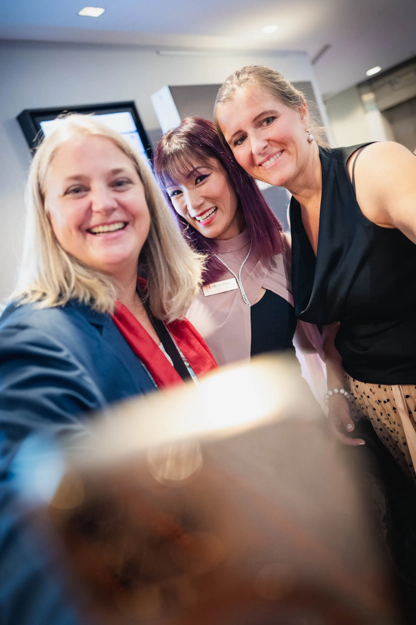Eine Gruppe junger Frauen, die beim Investiere Dich Frei Summit im Publikum stehen und applaudieren