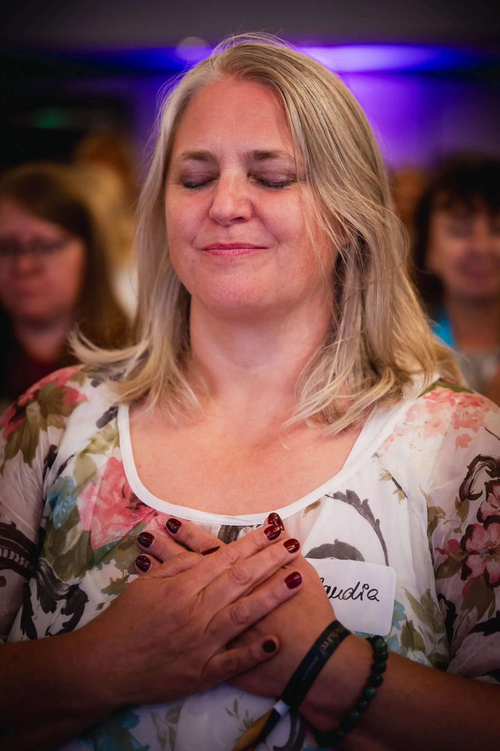 Eine Gruppe junger Frauen, die beim Investiere Dich Frei Summit im Publikum stehen und applaudieren