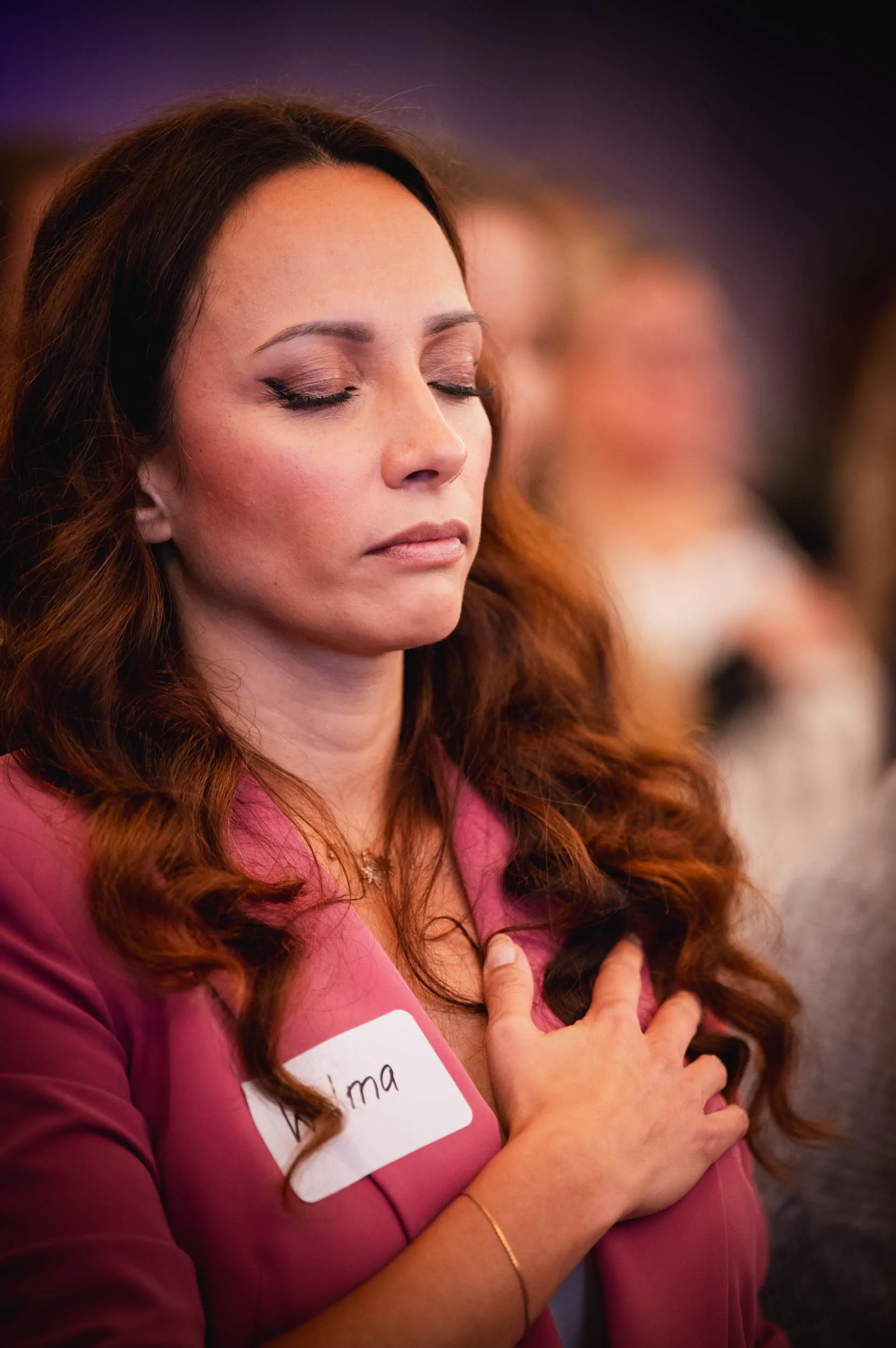 Eine Gruppe junger Frauen, die beim Investiere Dich Frei Summit im Publikum stehen und applaudieren