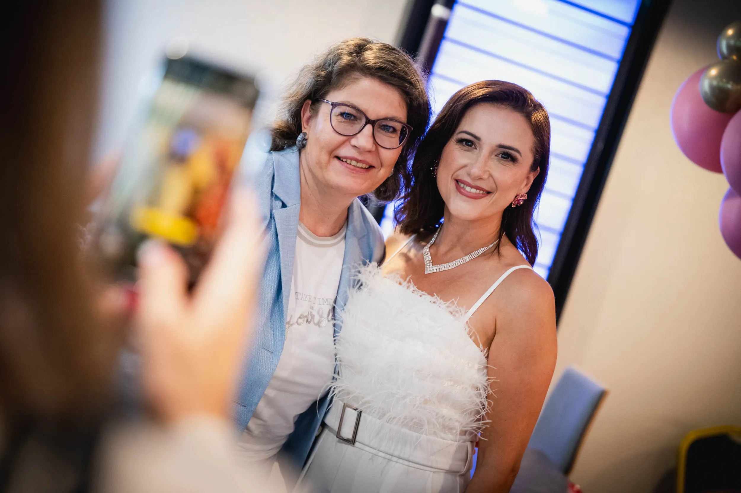 Eine Gruppe junger Frauen, die beim Investiere Dich Frei Summit im Publikum stehen und applaudieren