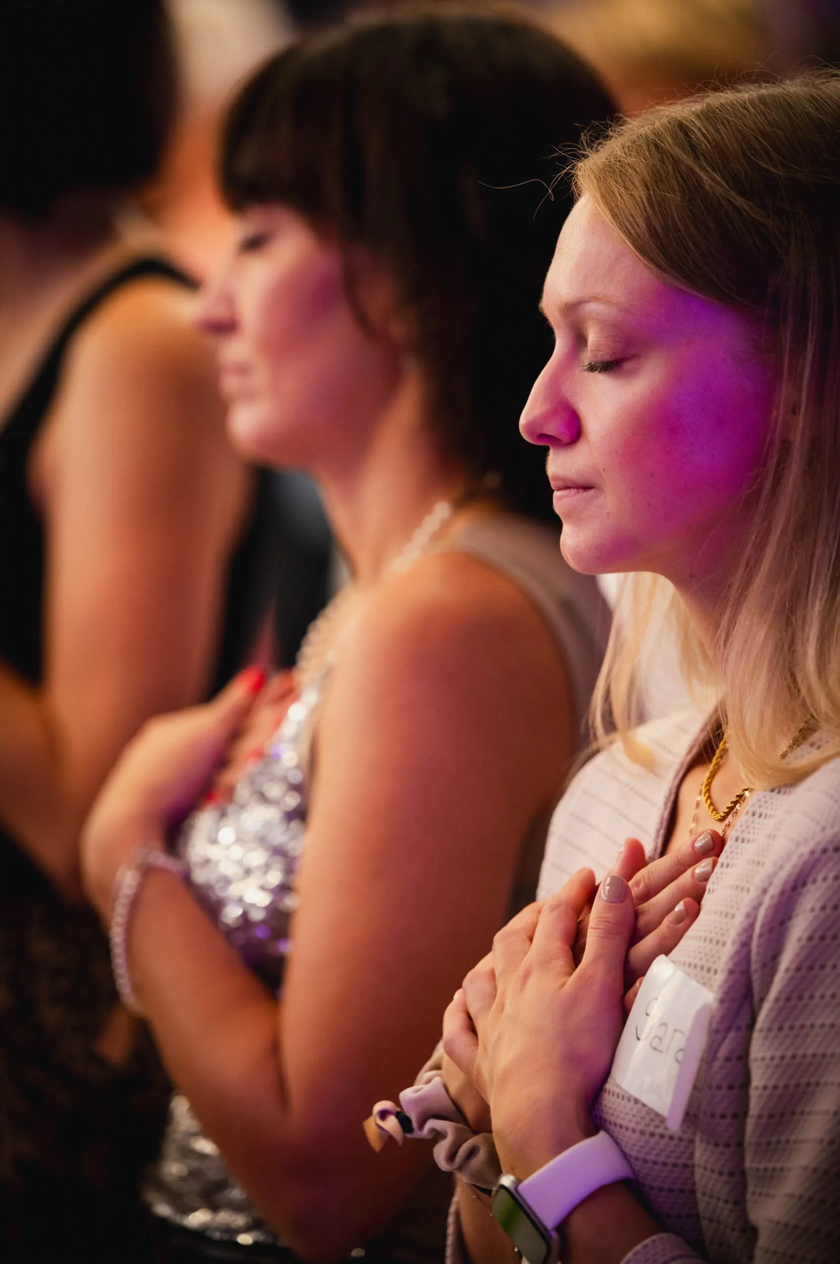 Eine Gruppe junger Frauen, die beim Investiere Dich Frei Summit im Publikum stehen und applaudieren