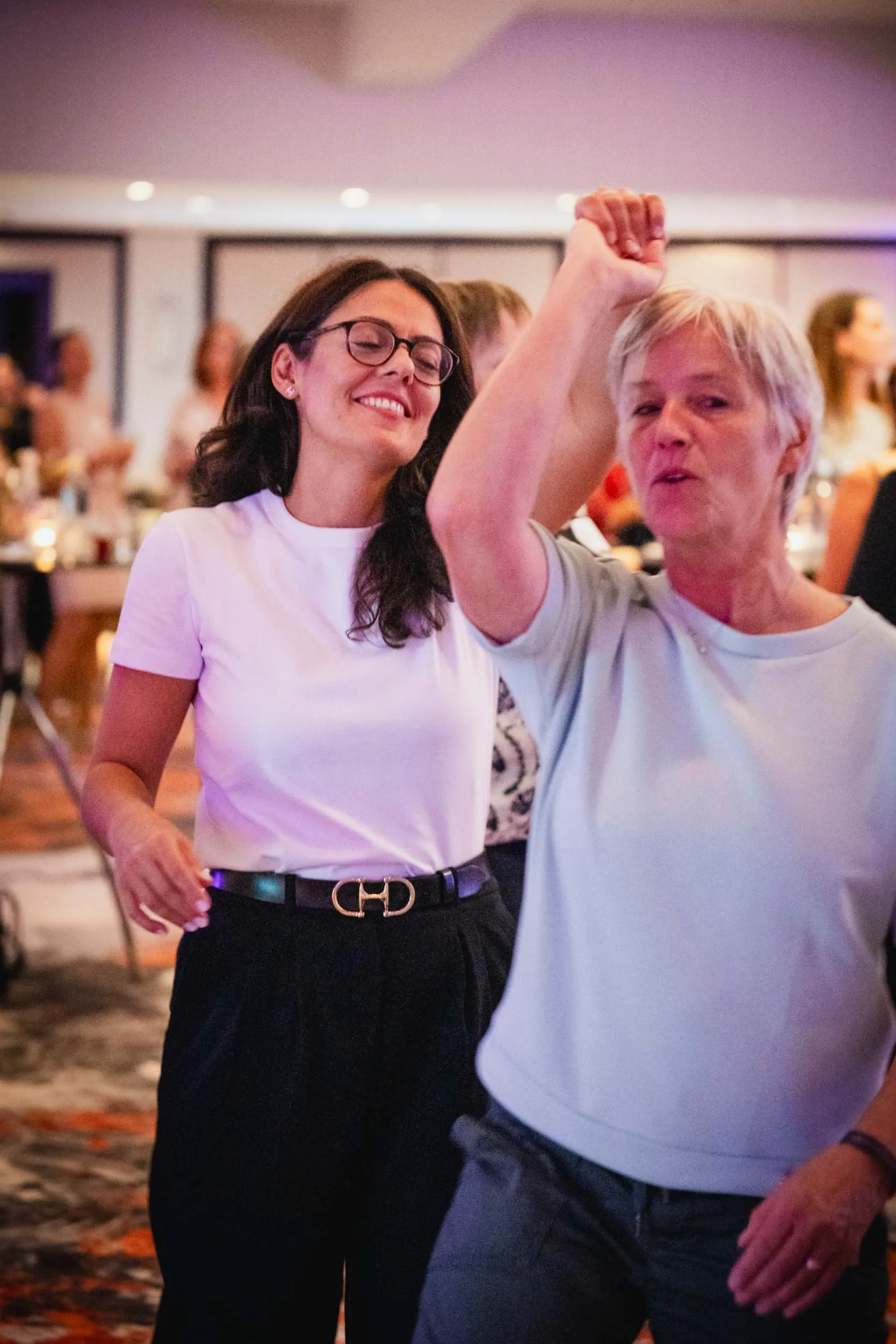 Eine Gruppe junger Frauen, die beim Investiere Dich Frei Summit im Publikum stehen und applaudieren