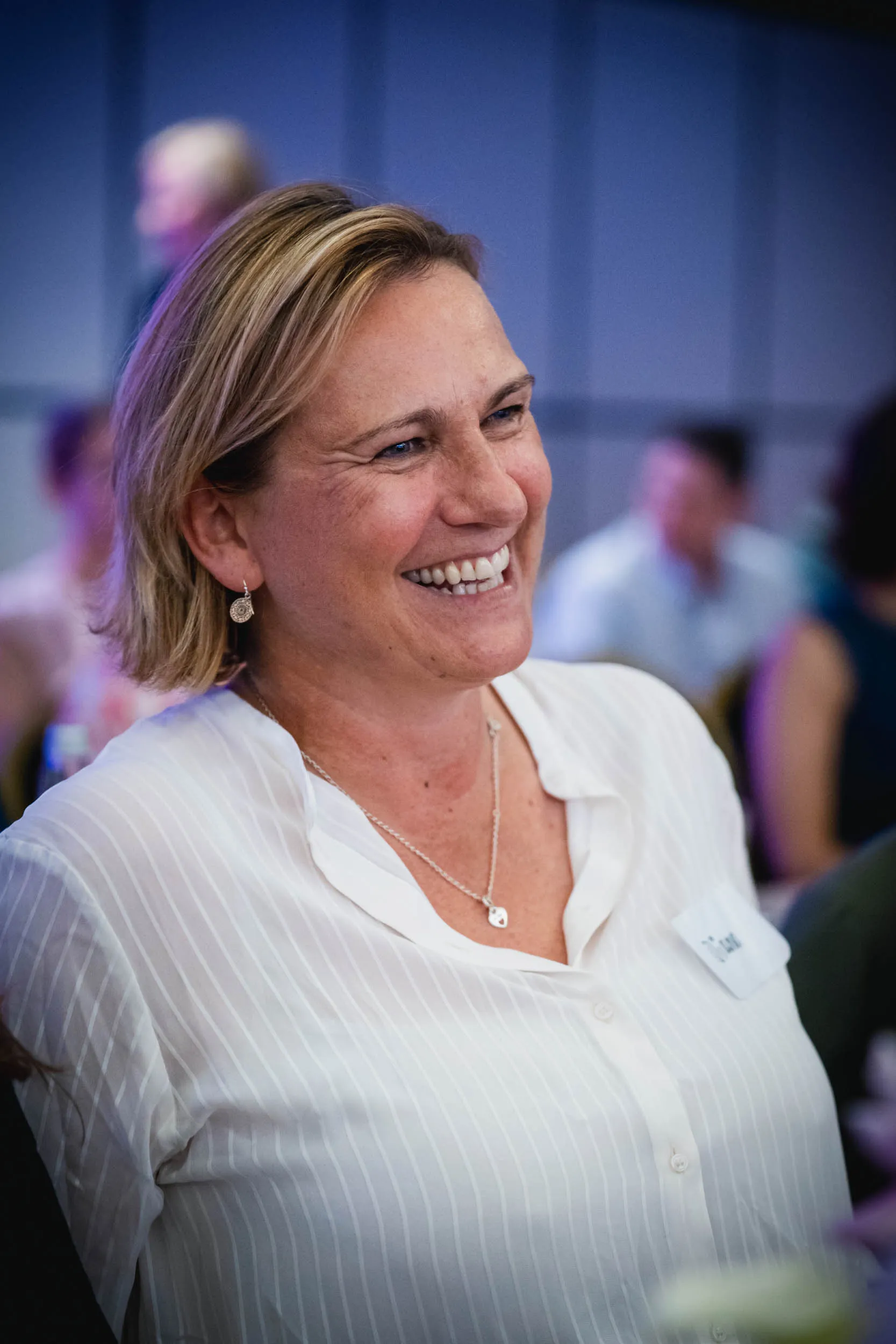 Eine Gruppe junger Frauen, die beim Investiere Dich Frei Summit im Publikum stehen und applaudieren