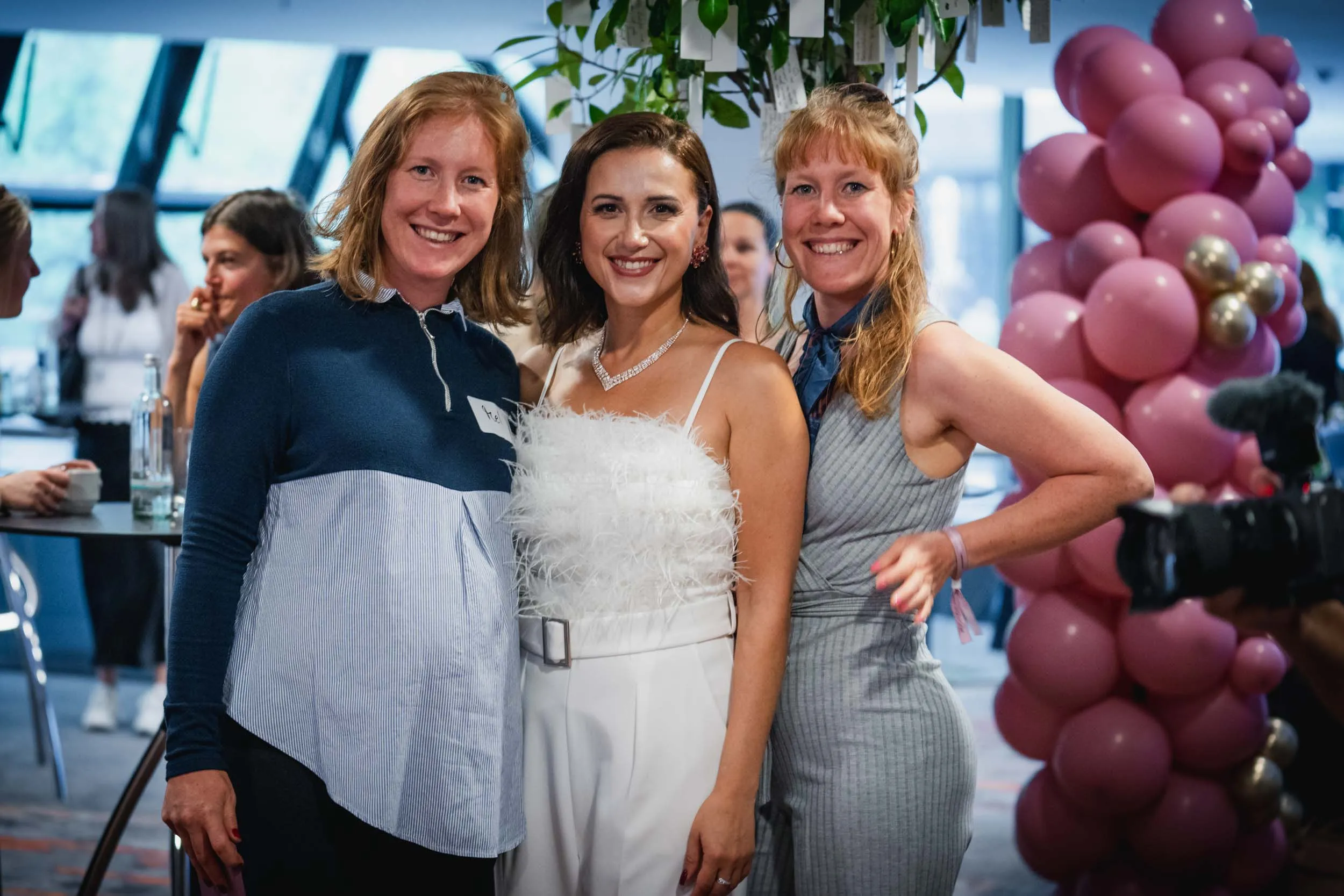 Eine Gruppe junger Frauen, die beim Investiere Dich Frei Summit im Publikum stehen und applaudieren