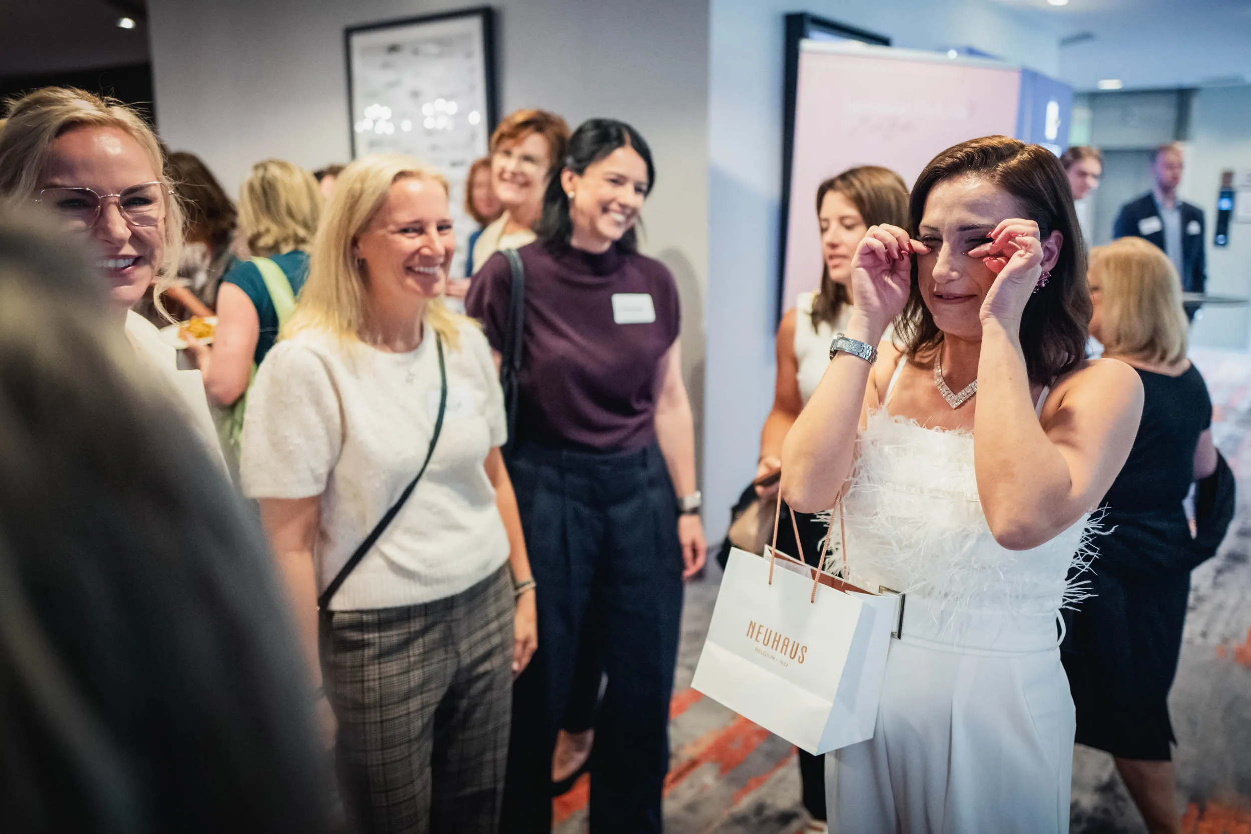 Eine Gruppe junger Frauen, die beim Investiere Dich Frei Summit im Publikum stehen und applaudieren