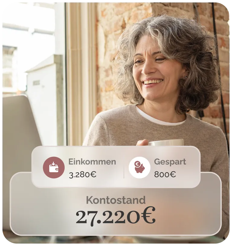 Ältere Frau mit grauen Locken trinkt Kaffee und schaut lächelnd auf einen Laptop mit eingeblendeten Finanzdaten: Einkommen 3.280€, Gespart 800€, Kontostand 27.220€.