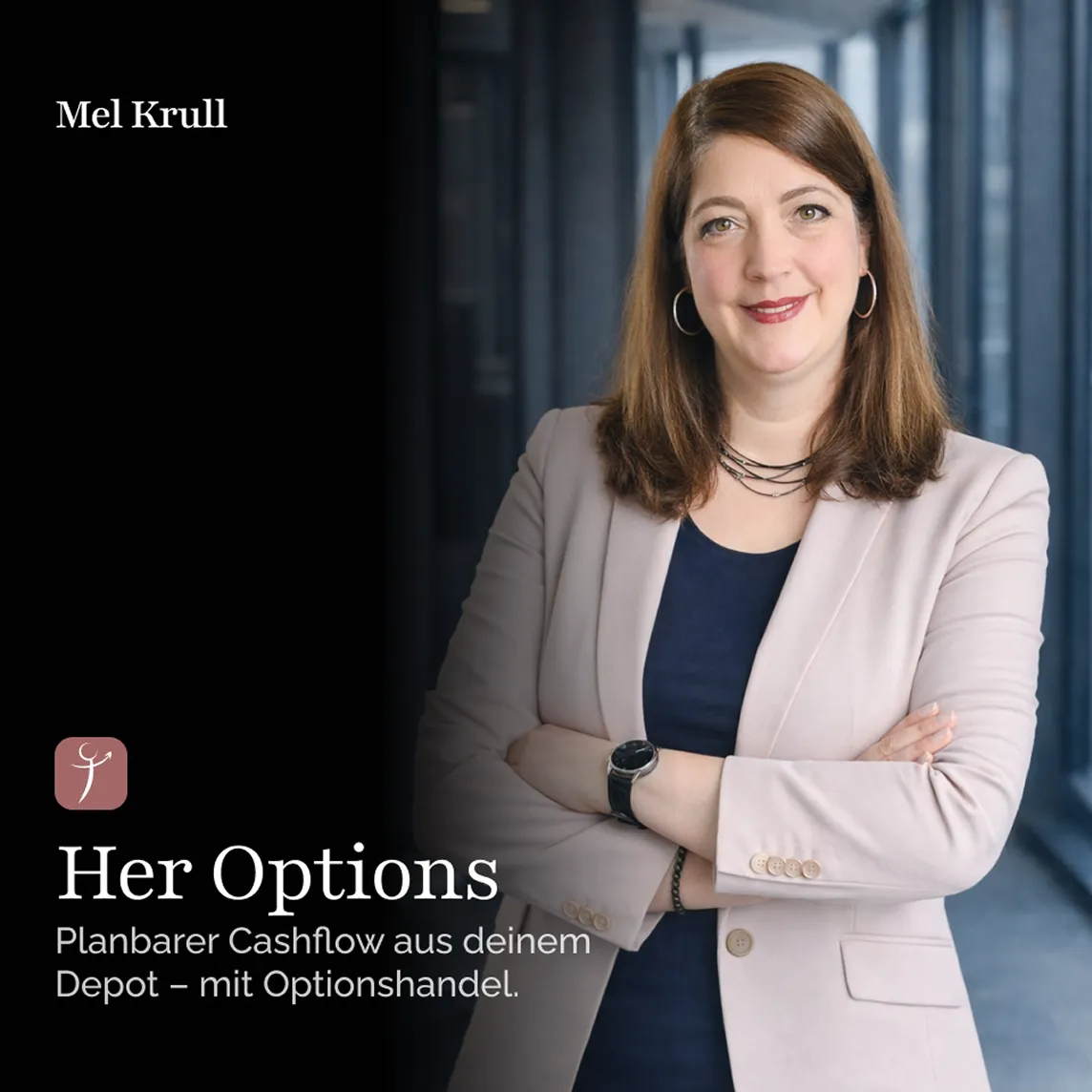 Porträt einer lächelnden Frau mit langen braunen Haaren, die einen hellen Blazer trägt.