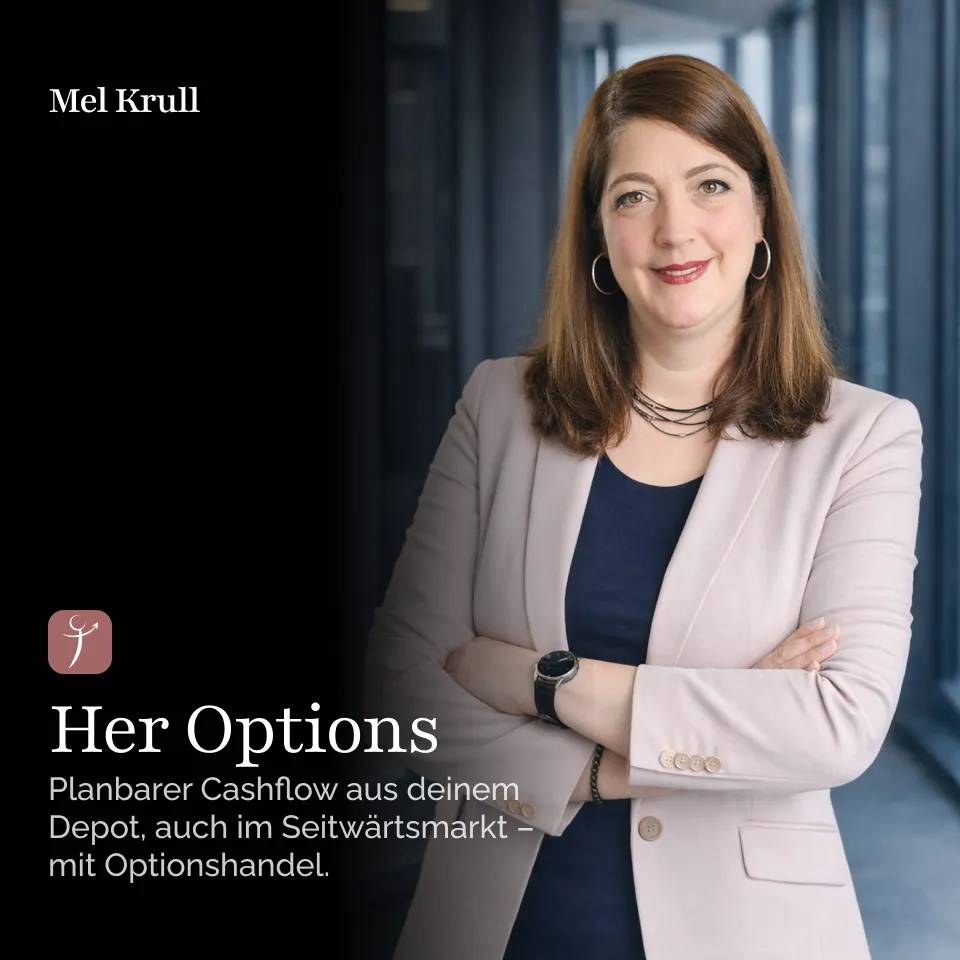 Mel Krull steht mit verschränkten Armen vor einem modernen Fenster und lächelt.