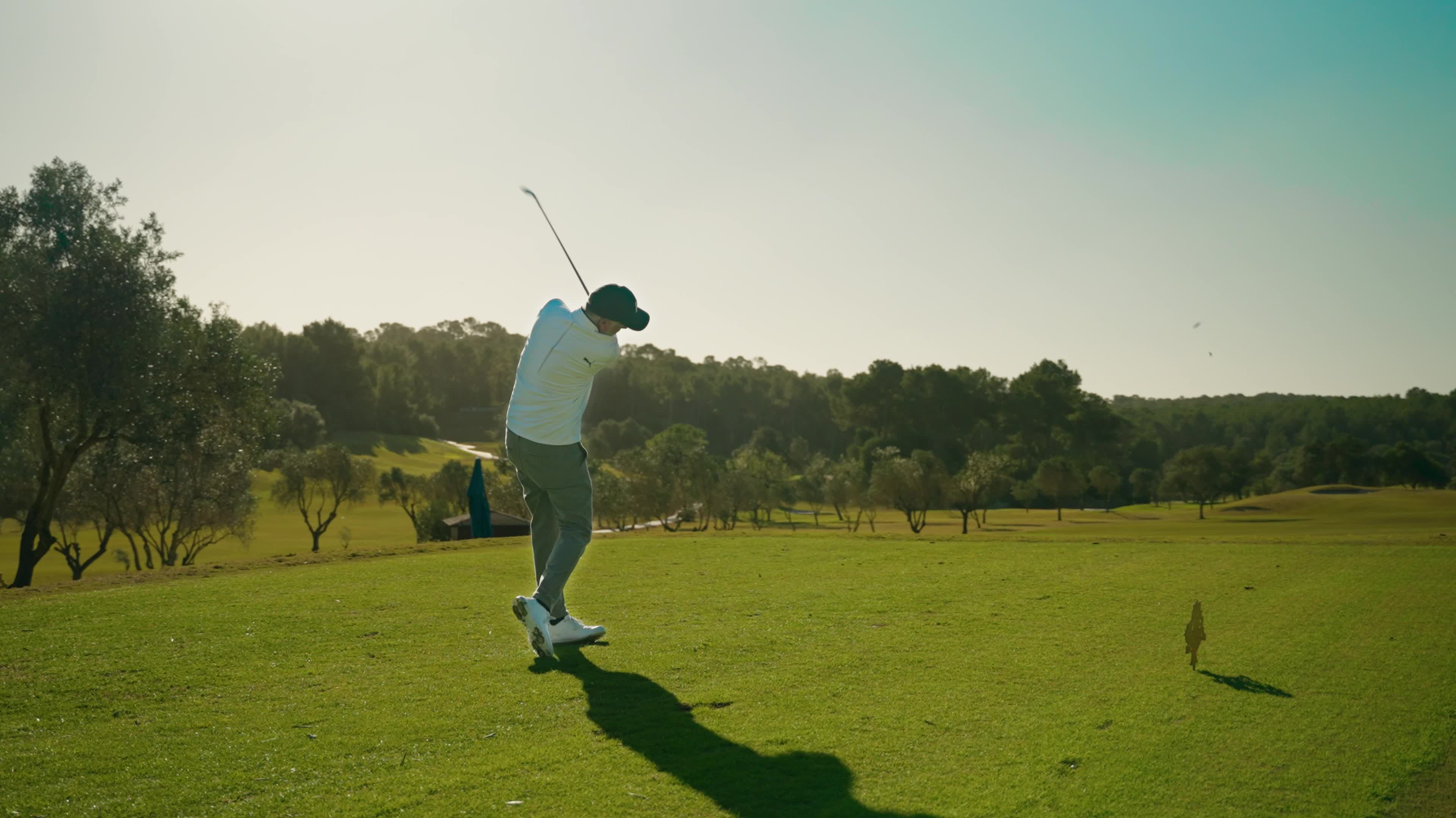 Golfer beim Annäherungsschlag auf dem Fairway