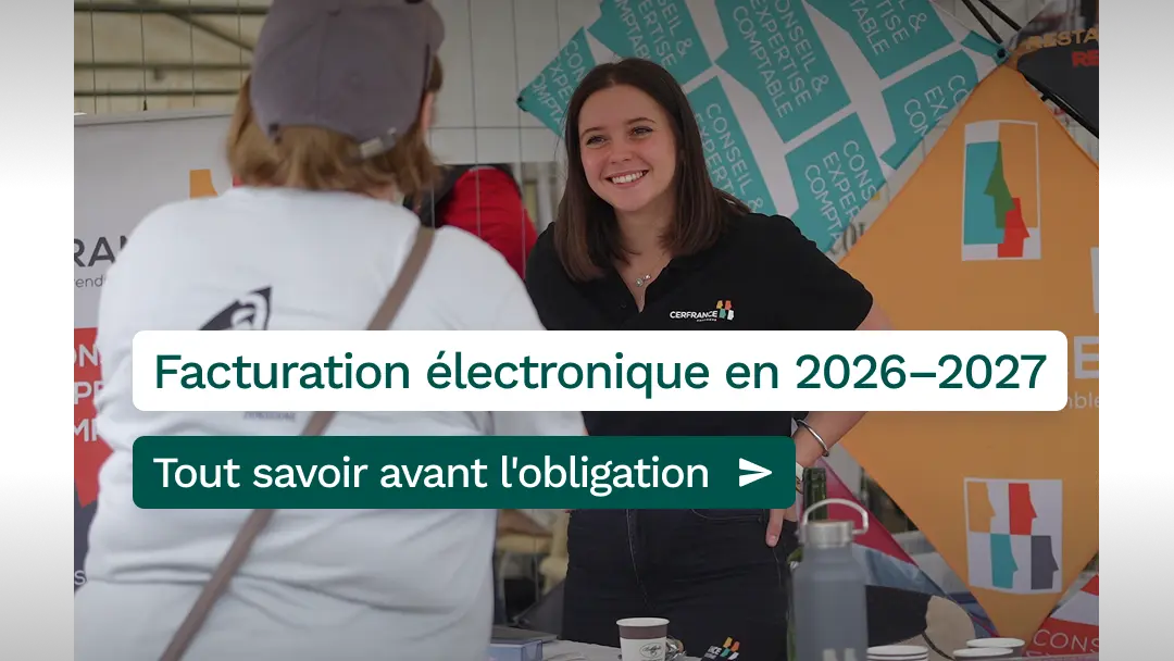 Photographie d'une collaboratrice Cerfrance Dordogne au contact d'un client