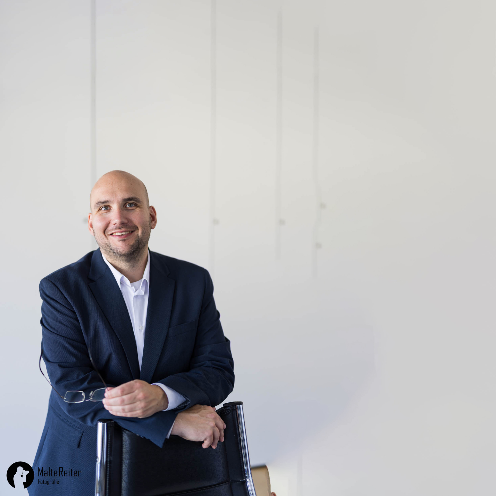 Stehendes Portrait von Stefan Schremper, Gründer und Geschäftsführer der Firma Breach Expert GmbH für Cybersecurity und DSGVO Compliance
