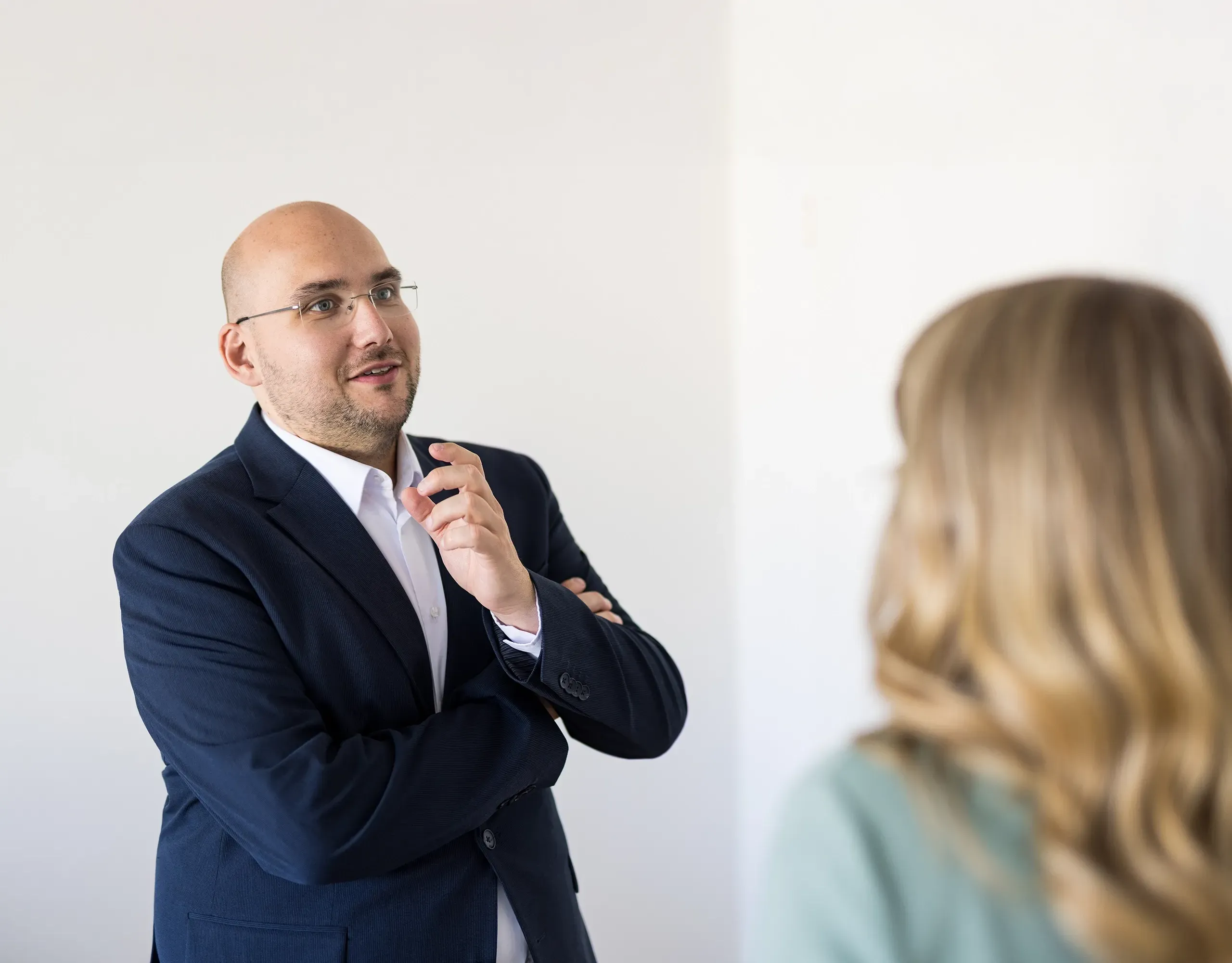 Beratungssituation im Stehen zwischen Stefan Schremper und einer Kundin bei der Firma Breach Expert GmbH für Cybersecurity und DSGVO Compliance