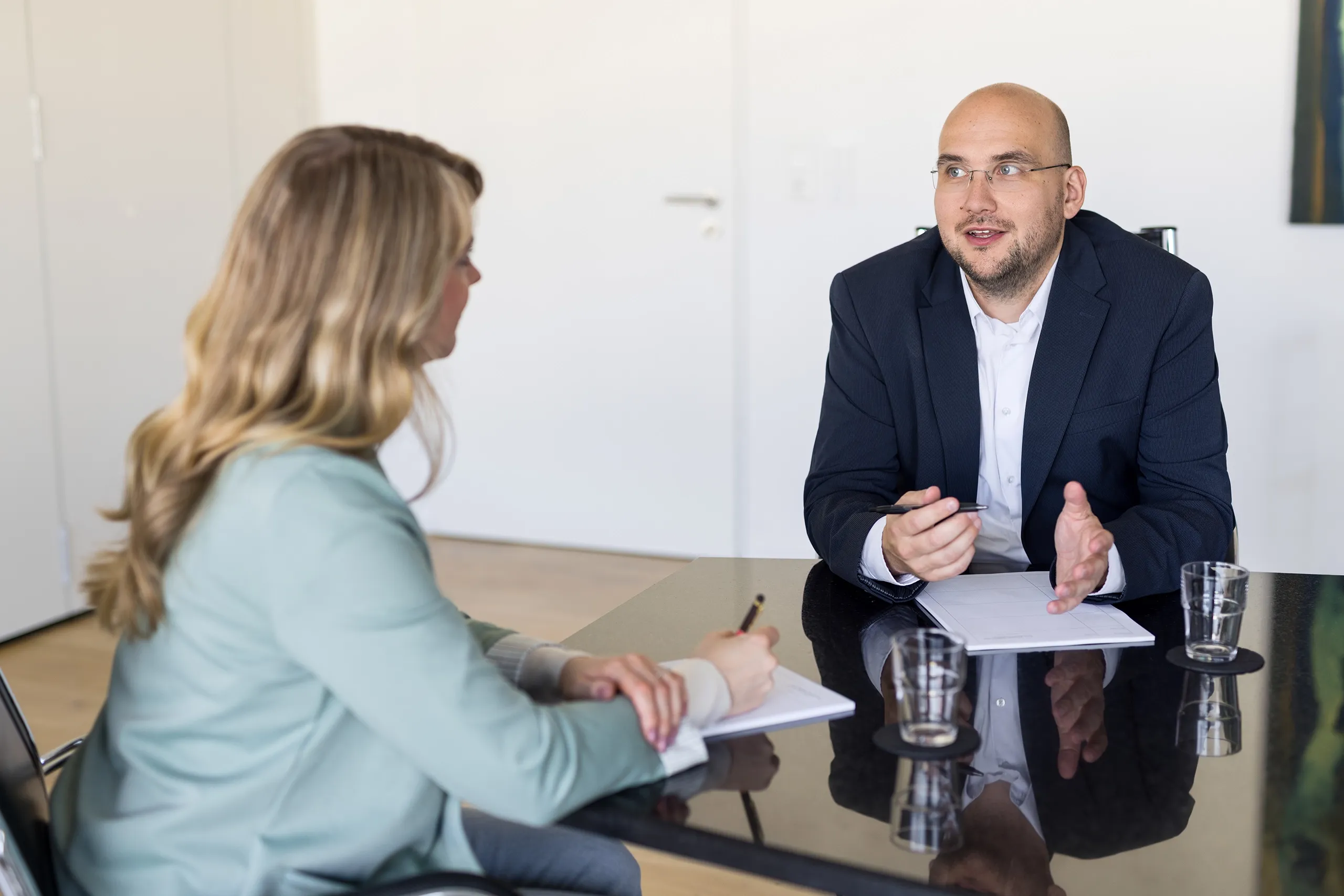 Beratungssituation im Sitzen zwischen Stefan Schremper und einer Kundin bei der Firma Breach Expert GmbH für Cybersecurity und DSGVO Compliance