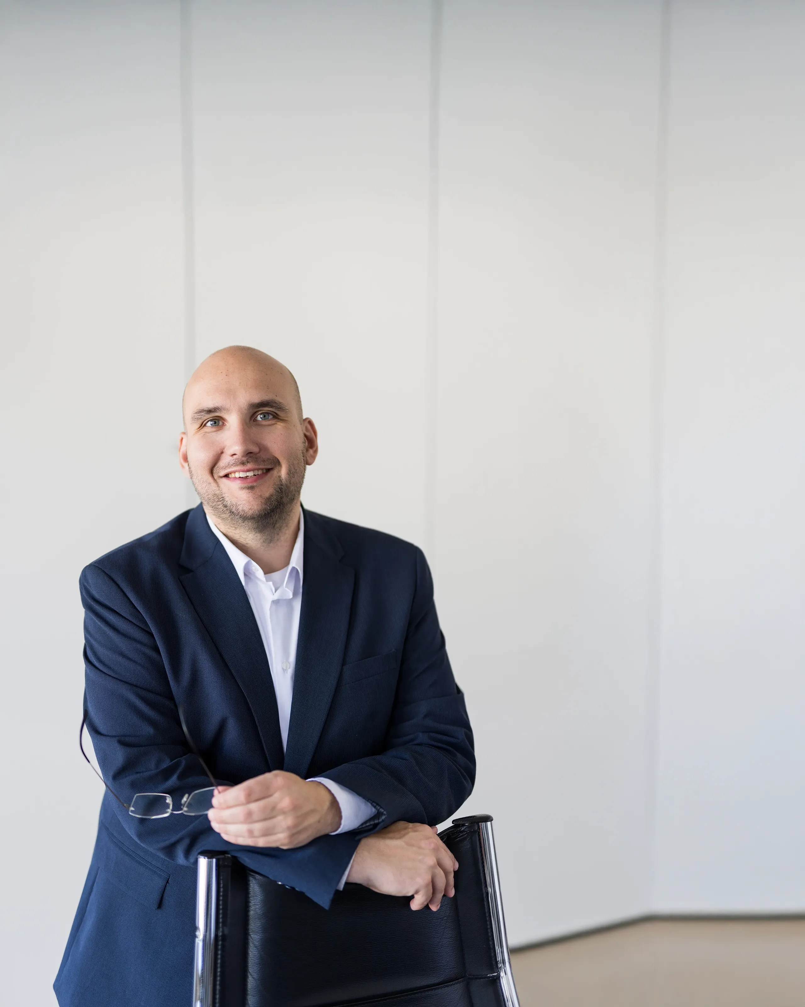 Stehendes Portrait von Stefan Schremper, Gründer und Geschäftsführer der Firma Breach Expert GmbH für Cybersecurity und DSGVO Compliance