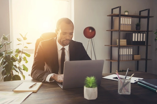 Expert comptable en réunion sur son ordinateur