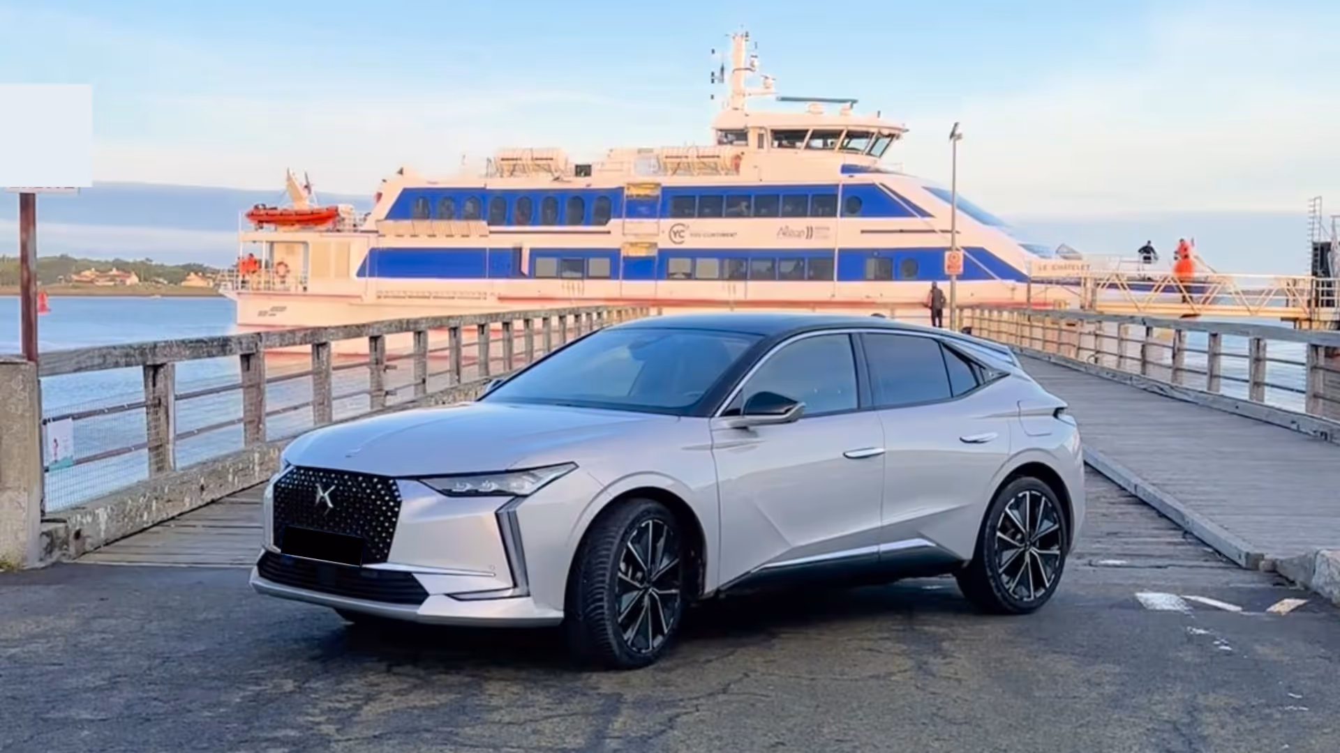 Voiture devant l’embarcadère de Fromentine, ferry yeu continent en arrière-plan.