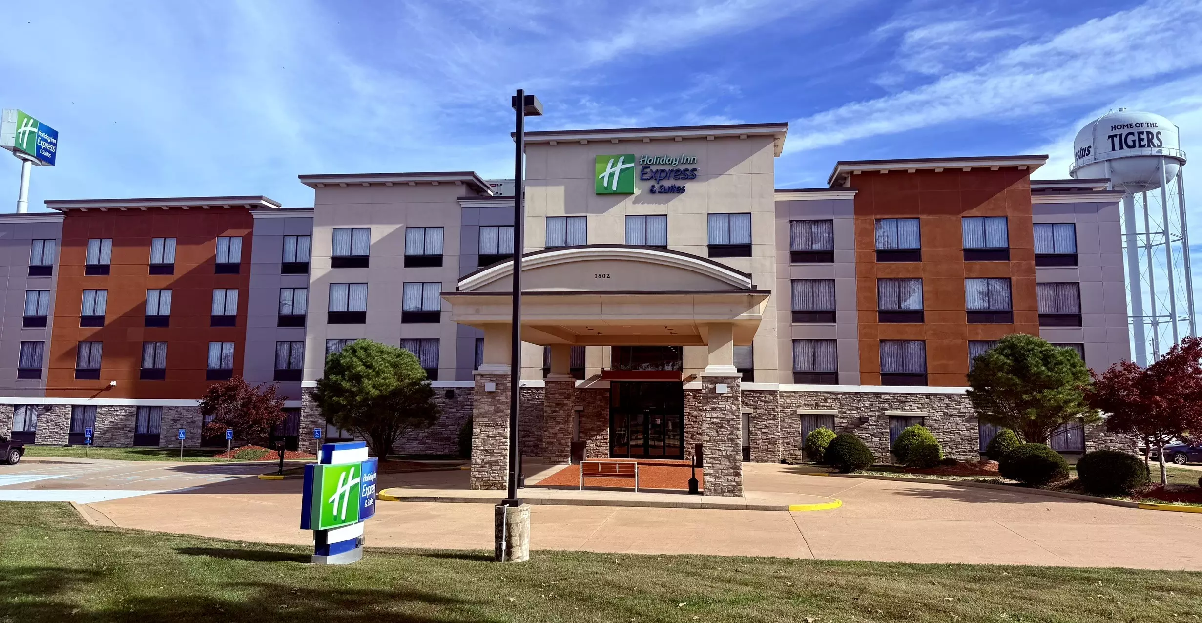 Holiday Inn Express and Suites 