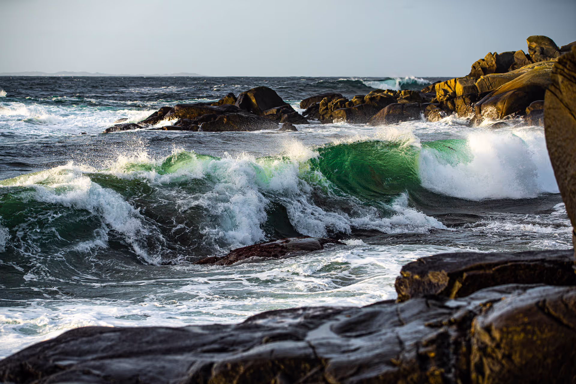 Bølger slår inn mot strand