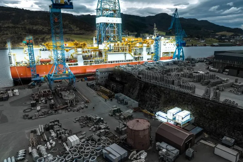 Skip ved lastekai fyllt med rør