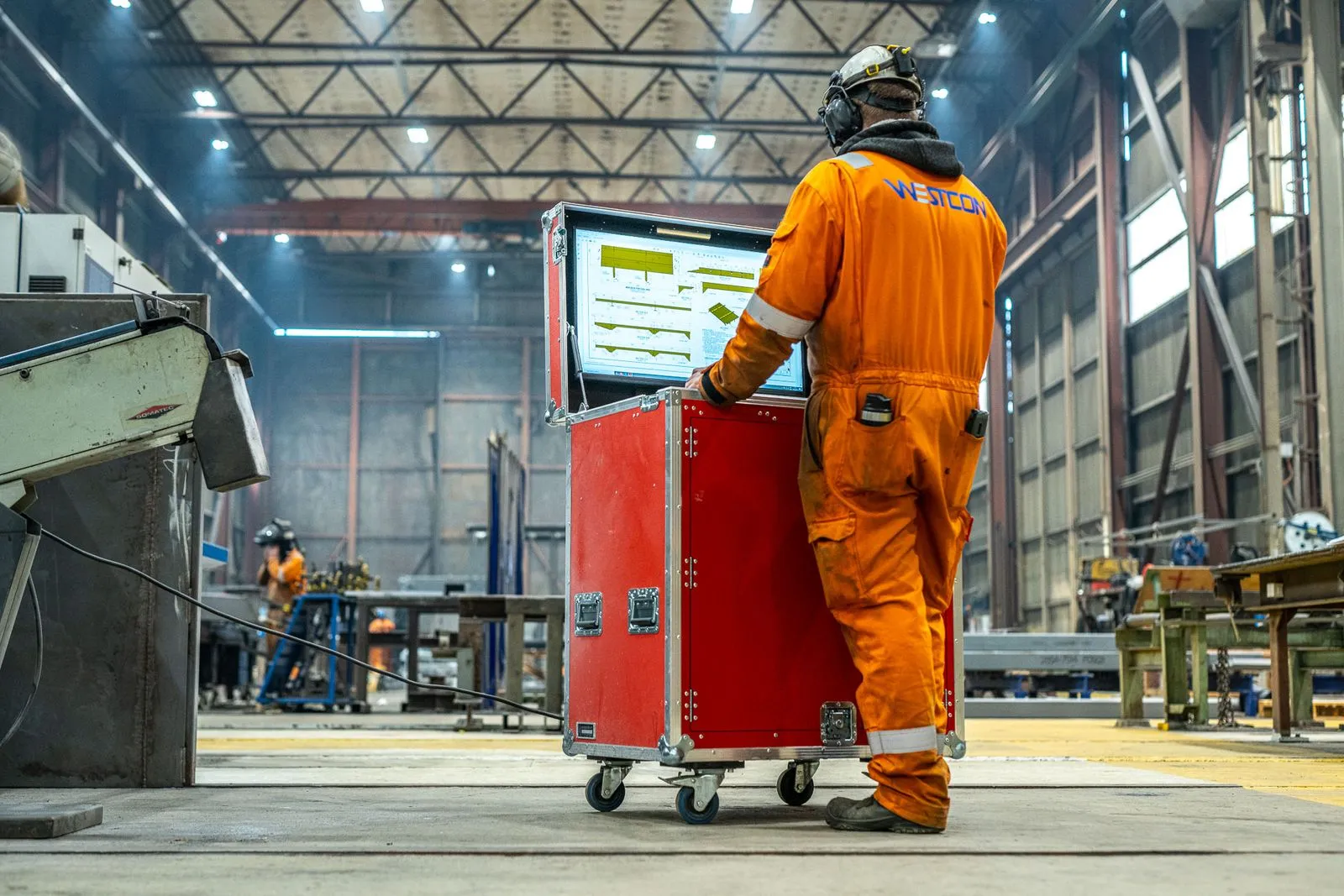 Ansatt skyver verktøystralle