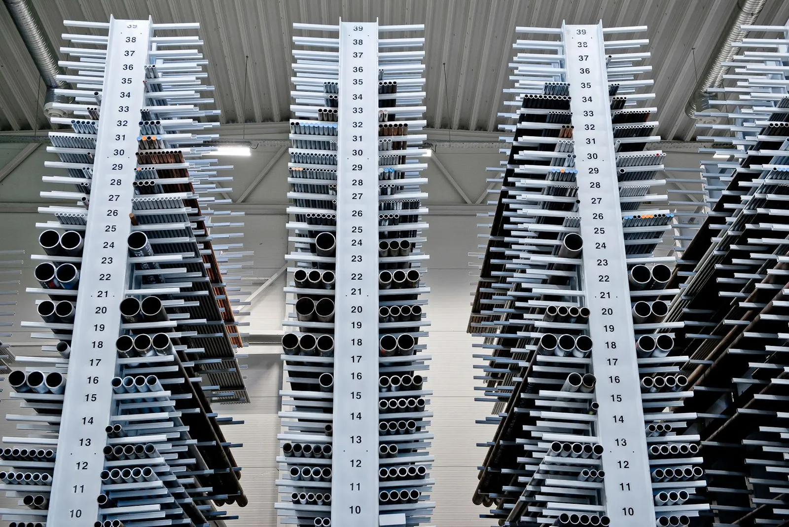 Hyller med rør lagring