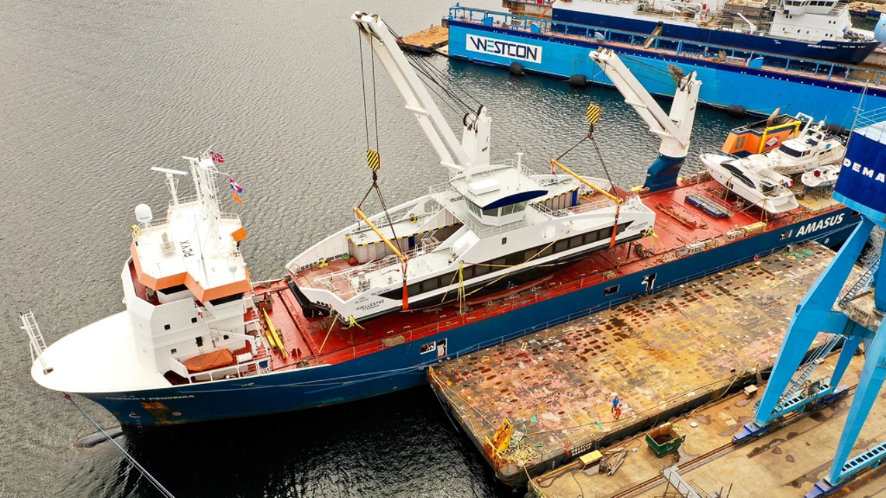 Skroget til MS Hjellestad løftes av frakteskipet