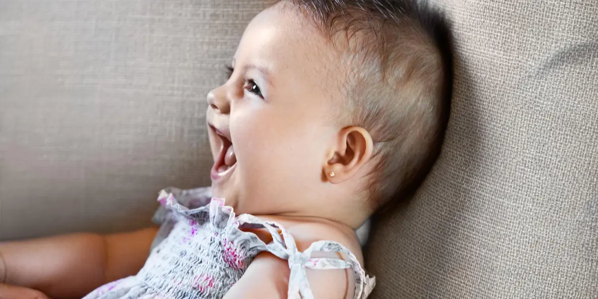 Puesta de pendientes para bebés