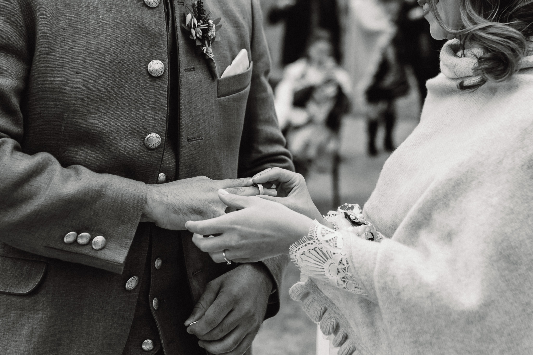 Foto vom Ringtausch während einer Trauung am Weißensee